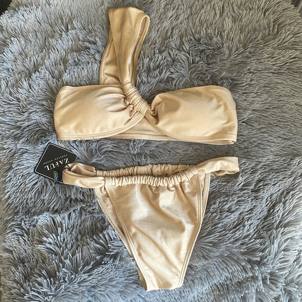 ZAFUL One-Shoulder Bandeau Ruched High-Cut Bikini - Picture 2 of 13